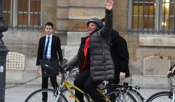 وزيرة العدل الفرنسية تغادر الوزارة على دراجة هوائية