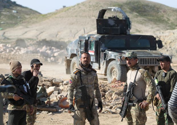 Iraqi forces keep position during clashes with jihadists from the Islamic State group in the eastern suburbs of Ramadi, the capital of Iraq's Anbar province, 120 kilometers west of Baghdad, on February 1, 2016. Iraqi forces declared victory in December in the Ramadi battle after wresting back control of the city's central government complex from the Islamic State group. Some jihadist fighters have yet to be flushed out, mostly on the eastern edge of the city, and many reconquered areas have yet to be fully cleared of roadside bombs and booby traps. / AFP / AHMAD AL-RUBAYE