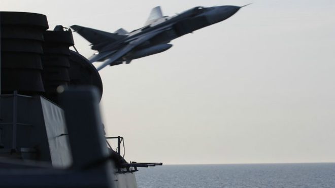 طائرة روسية تحلق فوق مدمرة امريكية
