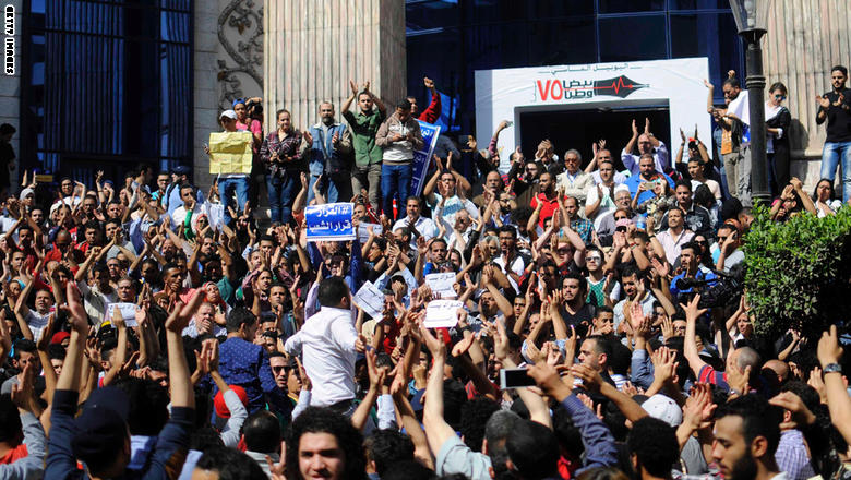 Egyptian protesters take part in a demonstration against a controversial deal to hand two islands in the Red Sea to Saudi Arabia on April 15, 2016 outside the Journalists' Syndicate in central Cairo. The deal to hand over two islands in the Straits of Tiran, signed during a visit by Saudi Arabia's King Salman to Cairo last week, has provoked a storm of criticism against Egyptian President Abdel Fattah al-Sisi.  / AFP / STRINGER        (Photo credit should read STRINGER/AFP/Getty Images)